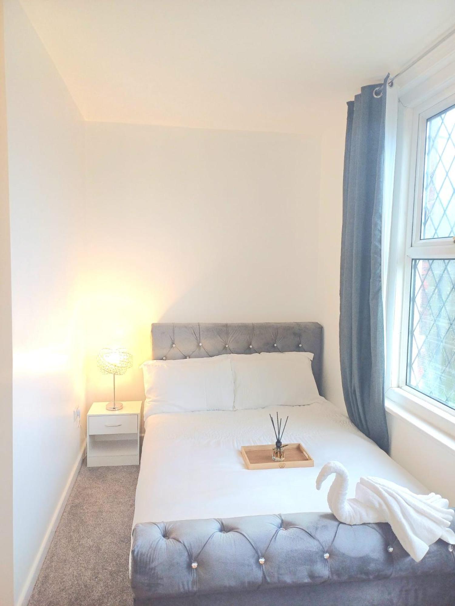 Home In Woodhouse, Leeds ลีดส์ ภายนอก รูปภาพ