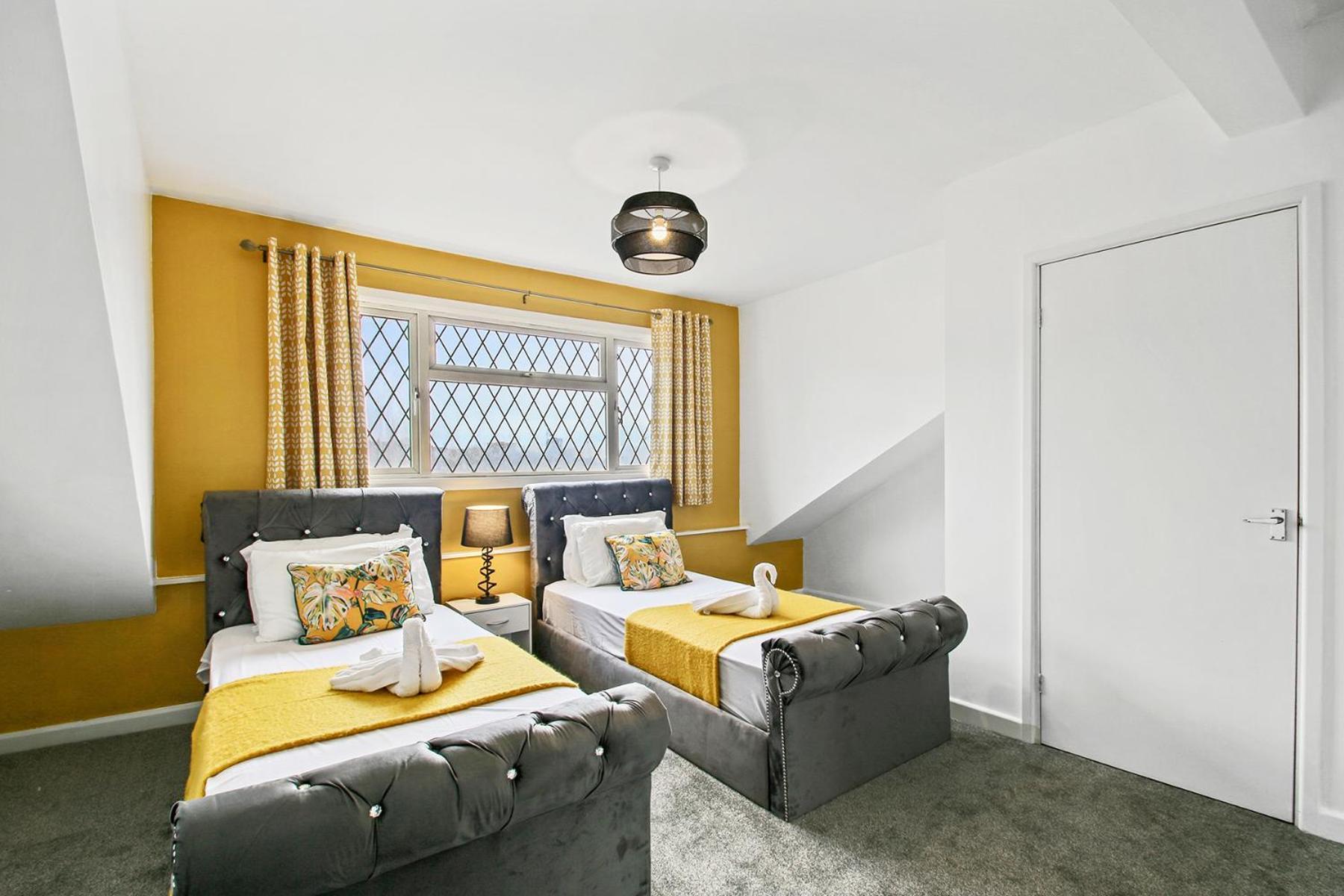 Home In Woodhouse, Leeds ลีดส์ ภายนอก รูปภาพ