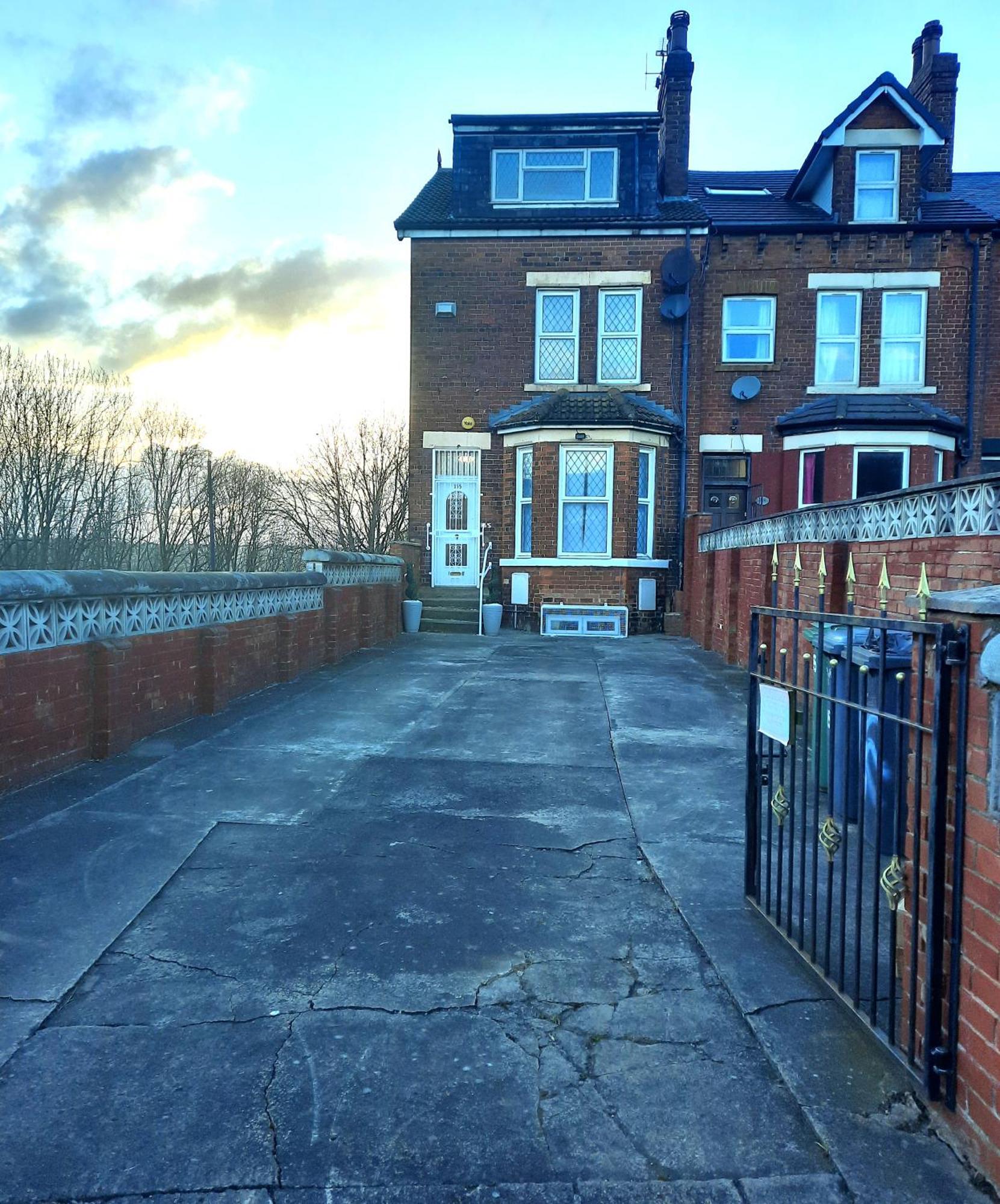 Home In Woodhouse, Leeds ลีดส์ ภายนอก รูปภาพ